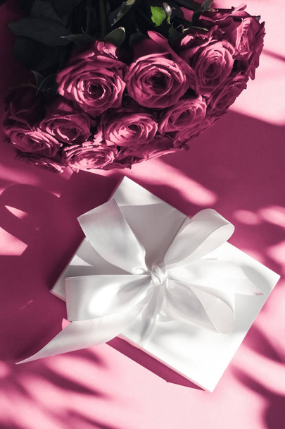 Luxury holiday silk gift box and bouquet of roses on pink backgr - Foto, Imagen