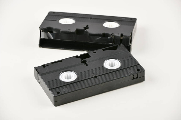 Video kaset. 80 'lerin medya popüler kültürü. Işık arkaplanındaki video kaydı. Yukarıdan bak. Çok Eski Video Teybi - Fotoğraf, Görsel
