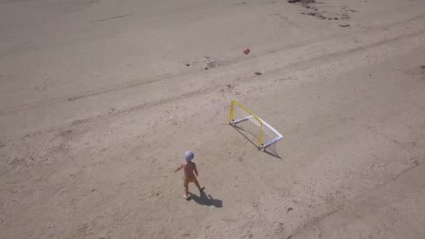 Widok z lotu ptaka mały chłopiec gra Futbol drone widok z góry 4k Uhd wideo - Materiał filmowy, wideo