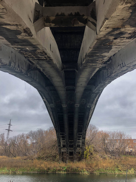 Oude "bultrugbrug" in de wijk Kirovsky in Kazan, Rusland. De brug in noodtoestand is gesloten, momenteel niet in gebruik.Zicht onder de brug. - Foto, afbeelding