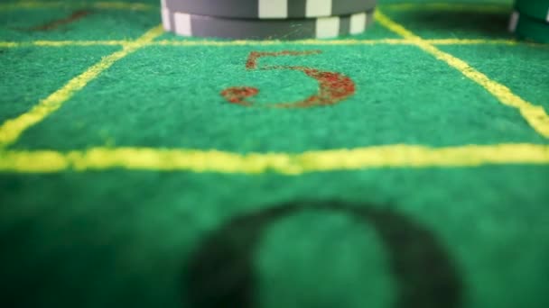 μάρκες τυχερών παιχνιδιών καζίνο στη ρουλέτα πράσινο τραπέζι τσόχας. κοντινό πλάνο κουκλίτσα - Πλάνα, βίντεο