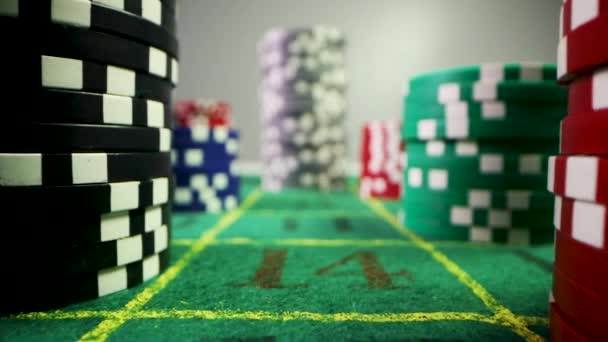 ルーレットグリーンのカジノのギャンブルチップはテーブルを感じました。クローズアップドリーショット - 映像、動画