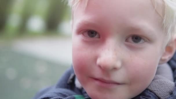 A fiú gyorsan forog körbe-körbe a hintán - Felvétel, videó