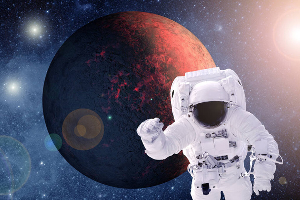 Αστροναύτης σε τροχιά γύρω από τον κόκκινο πλανήτη. Στοιχεία αυτής της εικόνας παρασχέθηκαν από τη Nasa. - Φωτογραφία, εικόνα
