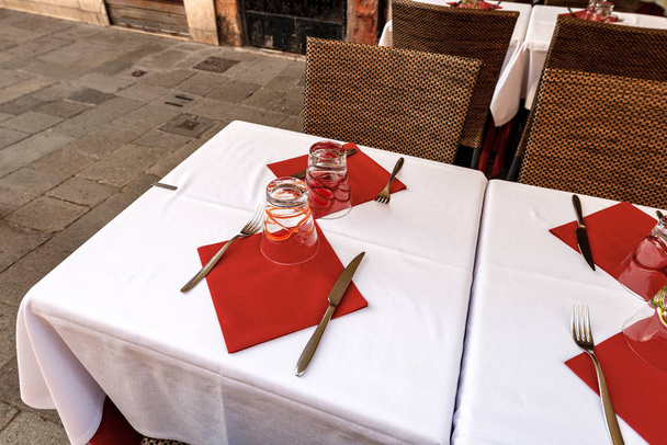 Veneza Itália - Mesa de restaurante ao ar livre com talheres e copos
 - Foto, Imagem