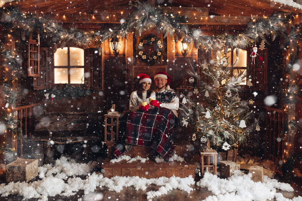 Romance de Navidad en Santa Claus sombreros hermosa casa ambiente de Año Nuevo
 - Foto, imagen