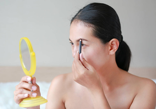 schöne Frau Make-up Konturierung Brauen mit Augenbrauenstift. Schönheitskonzept. - Foto, Bild