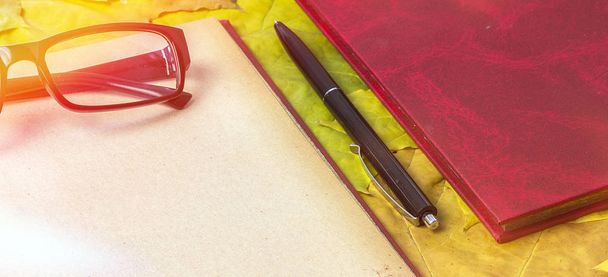 Libro rojo con una pluma de escritura.Libro abierto
 - Foto, imagen