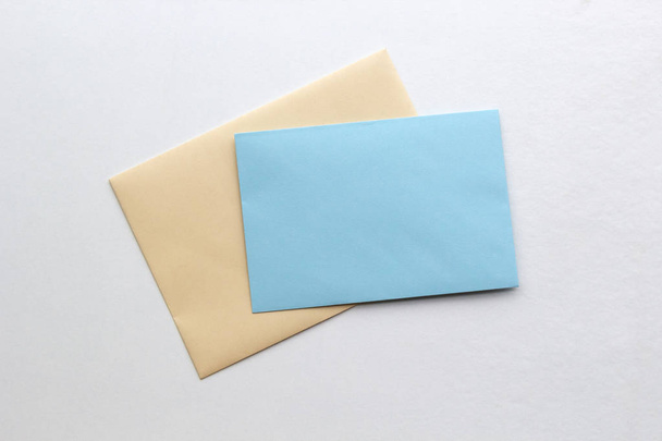 Boş kâğıt zarflar, beyaz arka planda mektuplar, düz döşeme, üst manzara. Konsept posta hizmetini veya tebrik kartını kabul et - Fotoğraf, Görsel