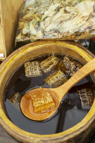 Hunaja lusikka haudattu tynnyri tuoksuva tuoretta hunajaa. lähikuva
 - Valokuva, kuva