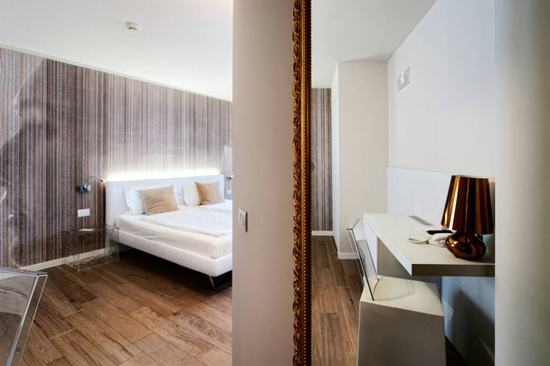 イタリアのホテルのモダンなデザインの家具とベッドルームのインテリア - 写真・画像
