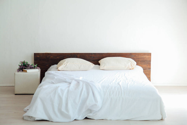 Quarto branco interiores luminosos com decoração de cama
 - Foto, Imagem