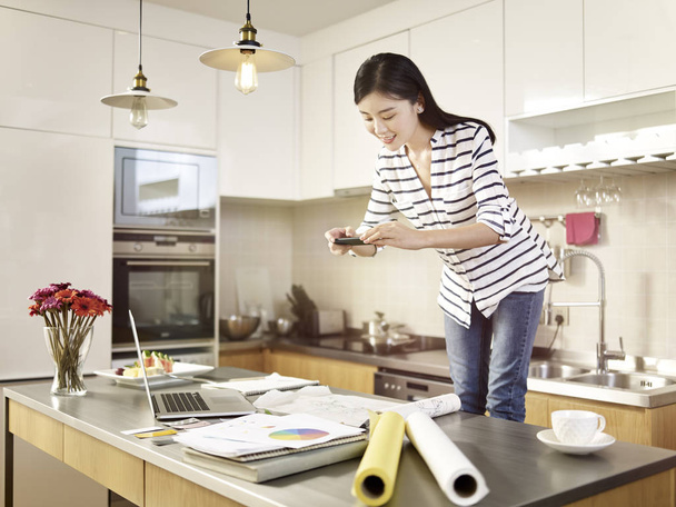 Fiatal ázsiai nő otthoni munkavégzés - Fotó, kép