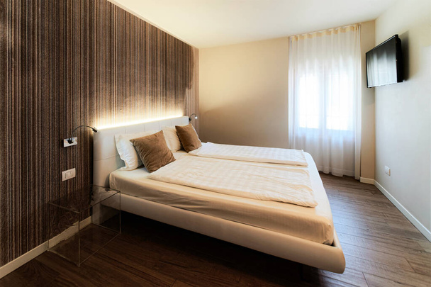 Wnętrze sypialni i nowoczesny design mebli hotelu Włochy - Zdjęcie, obraz
