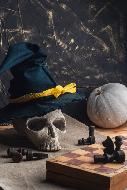 Összetétel Halloweenre, koponya, fehér tök és sakk. A halálos játék koncepciója, - Fotó, kép
