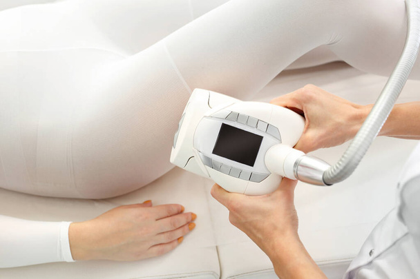 Vacuum massage, endermology. Modeling and firming treatment eliminating cellulite - Foto, Bild