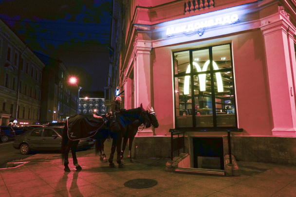 San Pietroburgo, Russia Due cavalli aspettano fuori da un ristorante MC Donalds
. - Foto, immagini