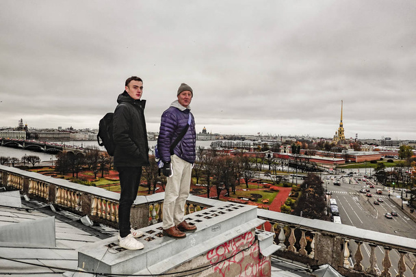 Sint-Petersburg, Rusland Uitzicht vanaf een wandeltocht op het dak over de stad en de deelnemers. - Foto, afbeelding