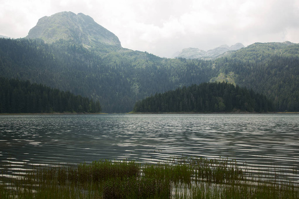 Vista panorâmica do Lago Negro (Crno Jezero) com belas montanhas no fundo. Paisagem incrível. Lago calmo e montanhas majestosas. Crno Jezero, Montenegro
.  - Foto, Imagem