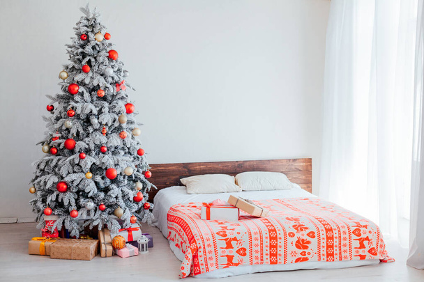 Valkoinen joulukuusi punainen makuuhuone leluja uusi vuosi talvi lahjoja sisustus
 - Valokuva, kuva
