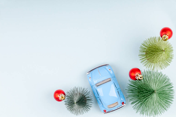 Retro autíčko v blízkosti vánoční zdobené jedle s kopírovacím prostorem, horní pohled - Fotografie, Obrázek