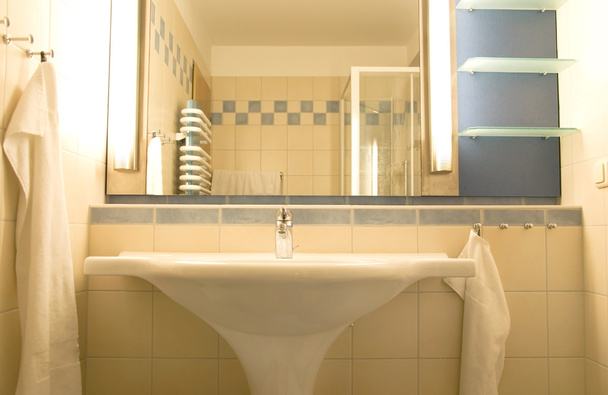 Lavabo de baño moderno
 - Foto, imagen
