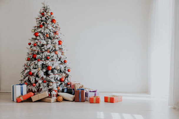 Boże Narodzenie wnętrza stare pokoje z życzeniami drzewo prezenty na nowy rok - Zdjęcie, obraz