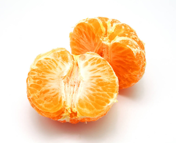 mandarine pelée sur fond blanc gros plan
 - Photo, image