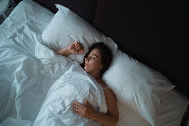 Roztomilé dívka spí ve velké posteli, pohled shora - Fotografie, Obrázek
