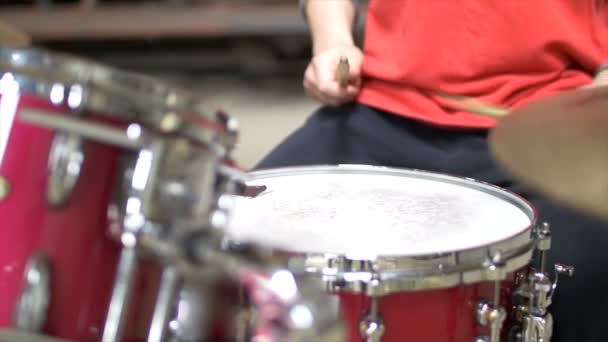 Nahaufnahme eines Mannes, der im roten Outfit Schlagzeug spielt - Filmmaterial, Video