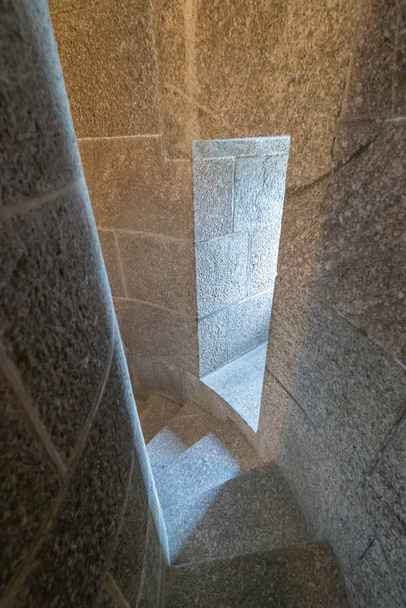 каменная лестница и ветровое стекло с видом на маяк
 - Фото, изображение
