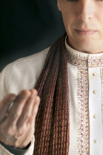 friedlicher Mann in traditioneller indischer Kleidung im Gebet - Foto, Bild