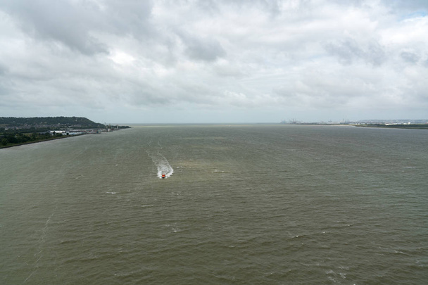 barco que entra en el estuario del Sena desde el Canal de la Mancha en Le Havre
 - Foto, imagen