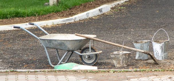 Kolečko. Žlutý vozík na stavbu. Použití peří, kamení, písku, cementu a dalších. - Fotografie, Obrázek