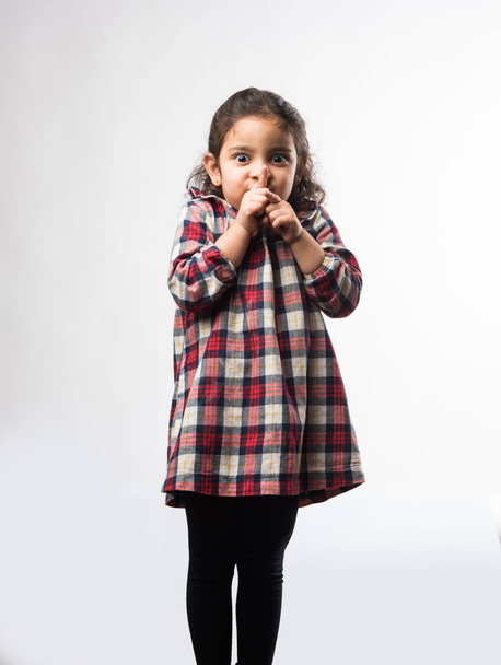 Ινδικό μικρό κορίτσι ζητά να κρατήσει σιωπή / ήσυχο με δείκτη στο στόμα της - Φωτογραφία, εικόνα