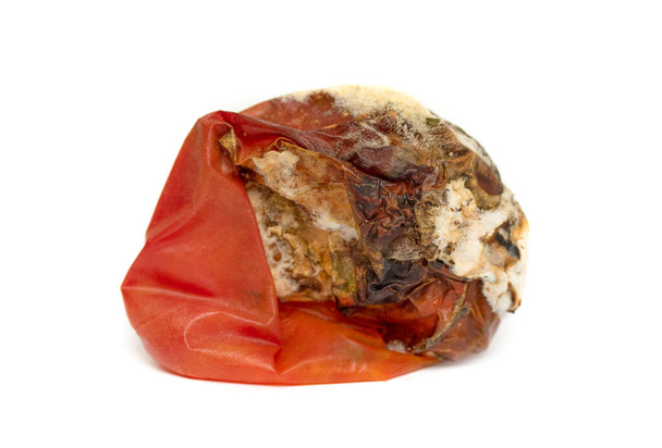 Schimmel op een rode tomaat geïsoleerd op wit. Verwend voedsel is rotte groenten. - Foto, afbeelding