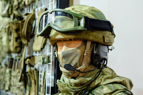 Mannequins en uniforme militaire dans un magasin militaire - Photo, image