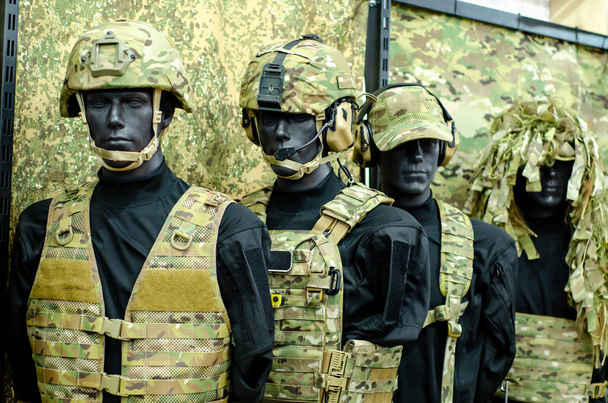Figuríny ve vojenské uniformě ve vojenském obchodě - Fotografie, Obrázek