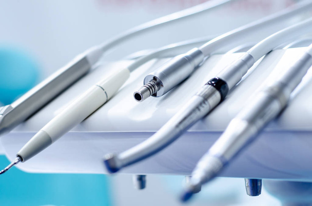Tandartspraktijk, tandarts medische instrumenten. Tandartsgereedschap. - Foto, afbeelding