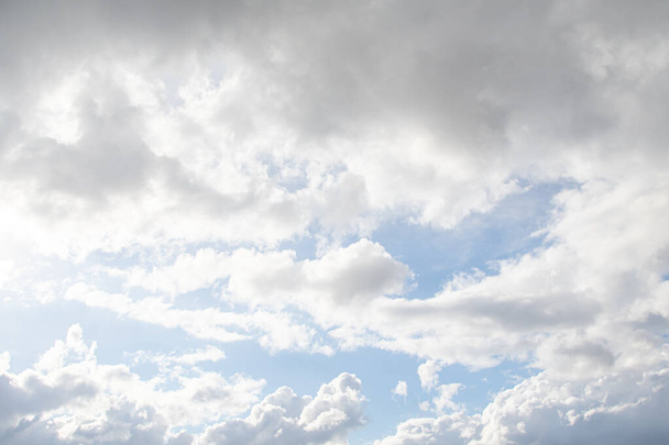 White clouds in the blue sky, day. Wallpaper. - Foto, afbeelding