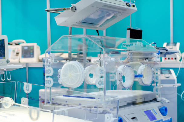 Incubatore per neonati con fototerapia in ospedale
 - Foto, immagini