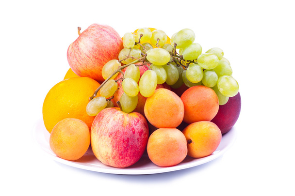 Plaat van een smakelijke vruchten geïsoleerd op een witte achtergrond. - Foto, afbeelding