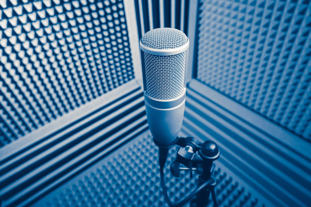 microphone professionnel en studio d'enregistrement sonore, fond en mousse acoustique bleue
 - Photo, image