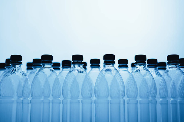 siluetas de botellas de plástico vacías sobre fondo azul
 - Foto, Imagen