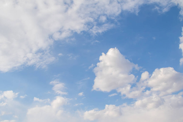 Λευκά σύννεφα ενάντια στον γαλάζιο ουρανό, ο ουρανός της ημέρας τοπίου. - Φωτογραφία, εικόνα