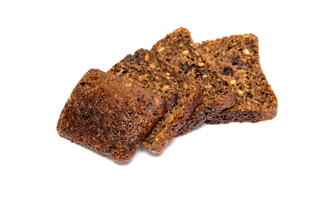 Ржаной хлеб с изюмом на белом фоне. Фито для похудения хлеба
. - Фото, изображение
