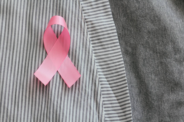 Różowa wstążka. Symbol świadomości raka piersi. Koncepcja opieki zdrowotnej. Środki zapobiegawcze. Październik. Zdrowie kobiety. - Zdjęcie, obraz