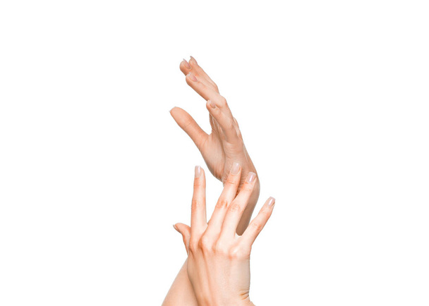 Close-up foto van een vrouwelijke handen aanbrengen crème - Foto, afbeelding