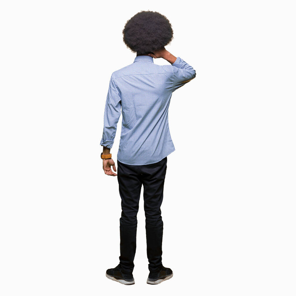 Молодих афро-американських Ділова людина з афро волосся носити окуляри Backwards мислення про сумнів з боку на голову - Фото, зображення