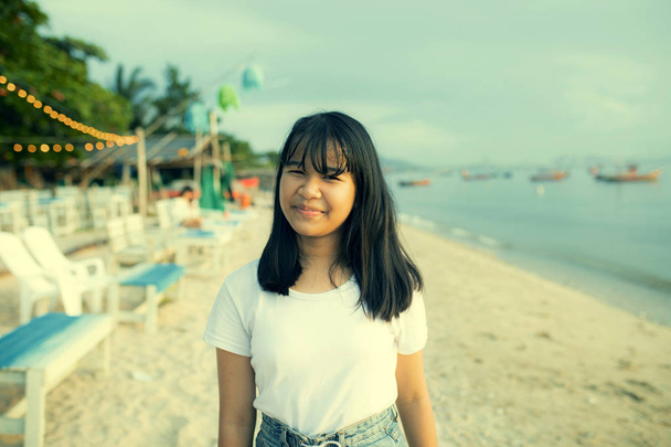 asiatique adolescent sourire visage bonheur sur vacances d'été mer bea
 - Photo, image